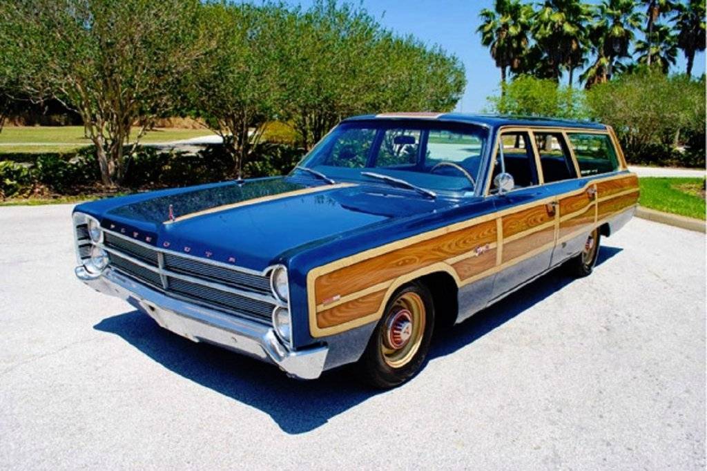 1967 Plymouth Fury Station Wagon with panels.jpg