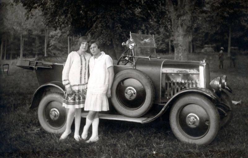 women-automobiles-1920s-3.jpeg