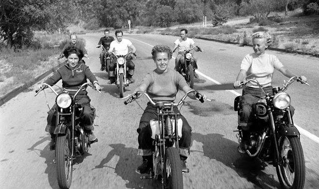 1.bp_.blogspot.com1940s-biker-girls-1-7057268de075e6ea5e27f68ceb2a9fffdb25c21d-640x381.jpg