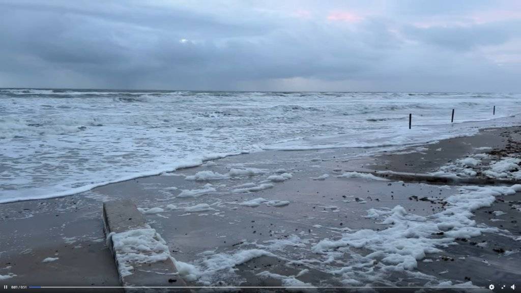 10-06-25.No sand to walk on this morning.004.jpg