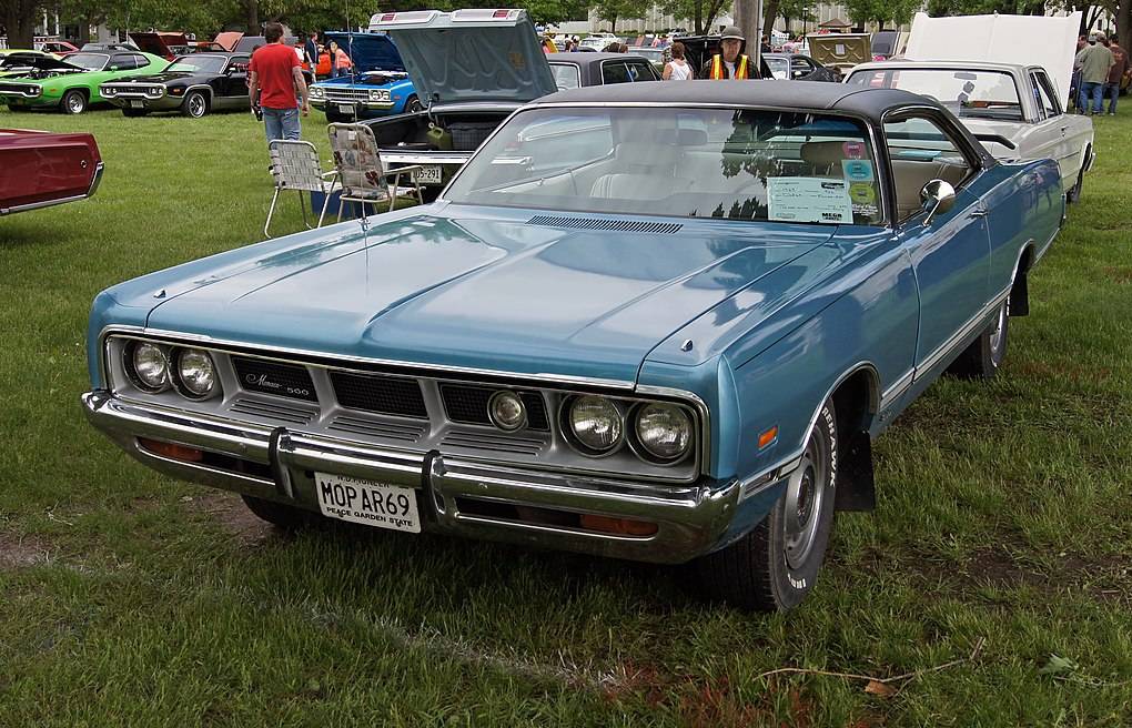 1020px-1969_Dodge_Monaco_500_HT%2C_blue.jpg