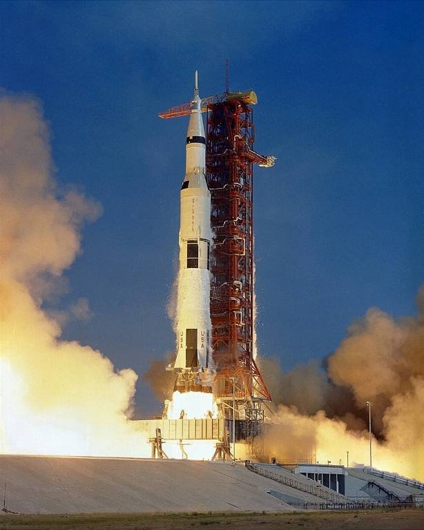1200px-Apollo_11_Launch_-_GPN-2000-000630.jpg