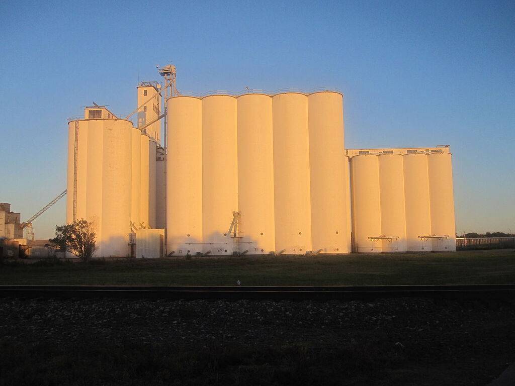 1280px-Grain_elevator%2C_Liberal%2C_KS_IMG_6000.jpg