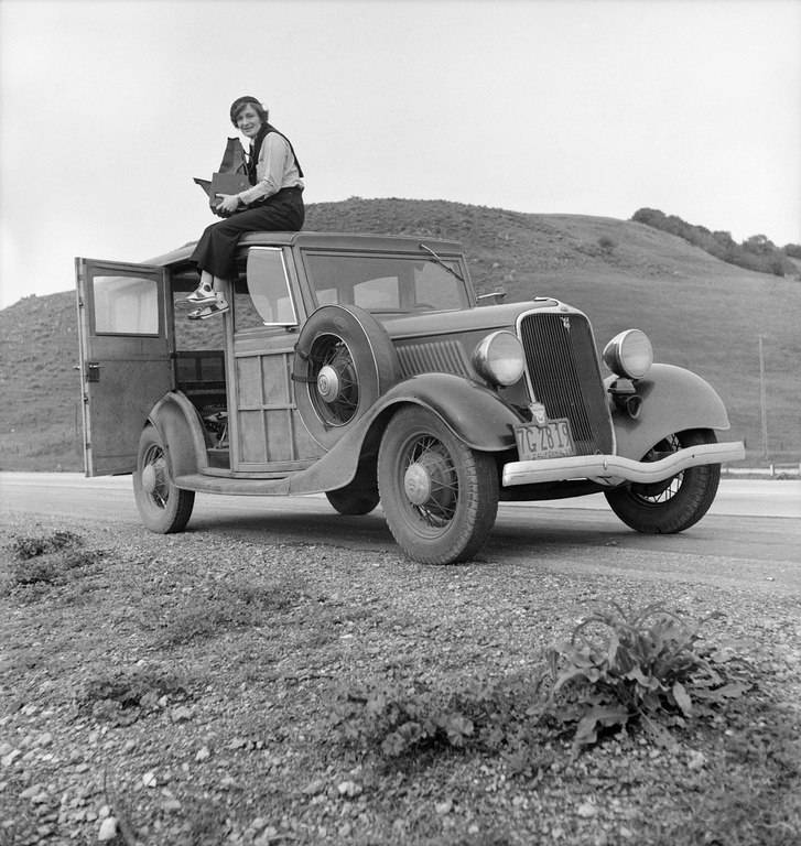 1400px-Dorothea_Lange_atop_automobile_in_California_%28restored%29.jpg