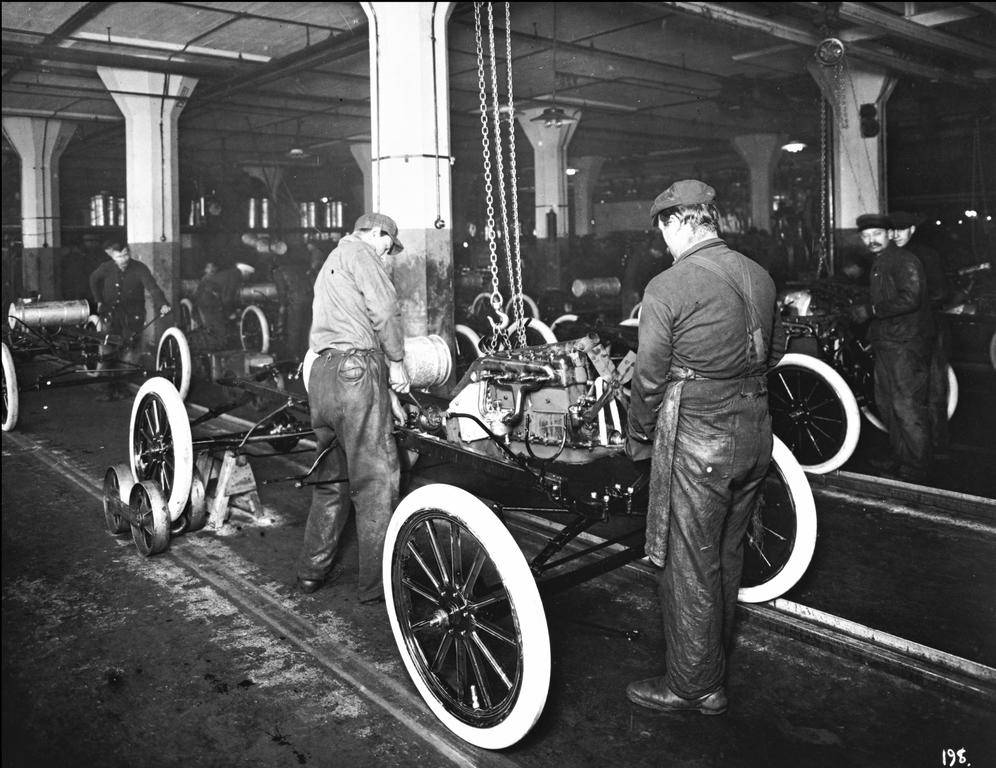 1913-Ford-Highland-Park-Plant-engine-installation.jpg