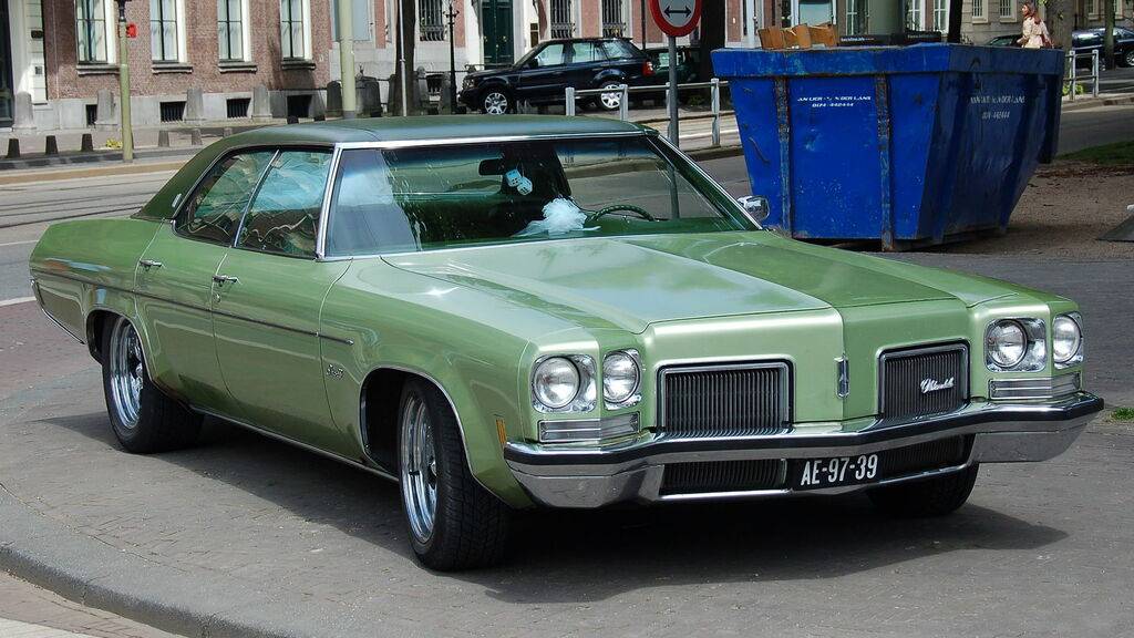 1920px-1972_Oldsmobile_Delta_88.jpg