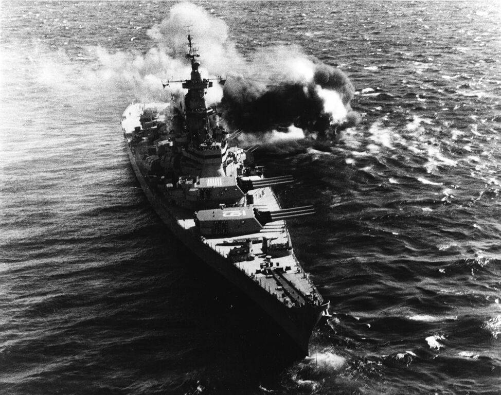 1920px-USS_Iowa_%28BB-61%29_firing_her_406_mm_guns_at_North_Korean_coastal_defenses_in_1952.jpg