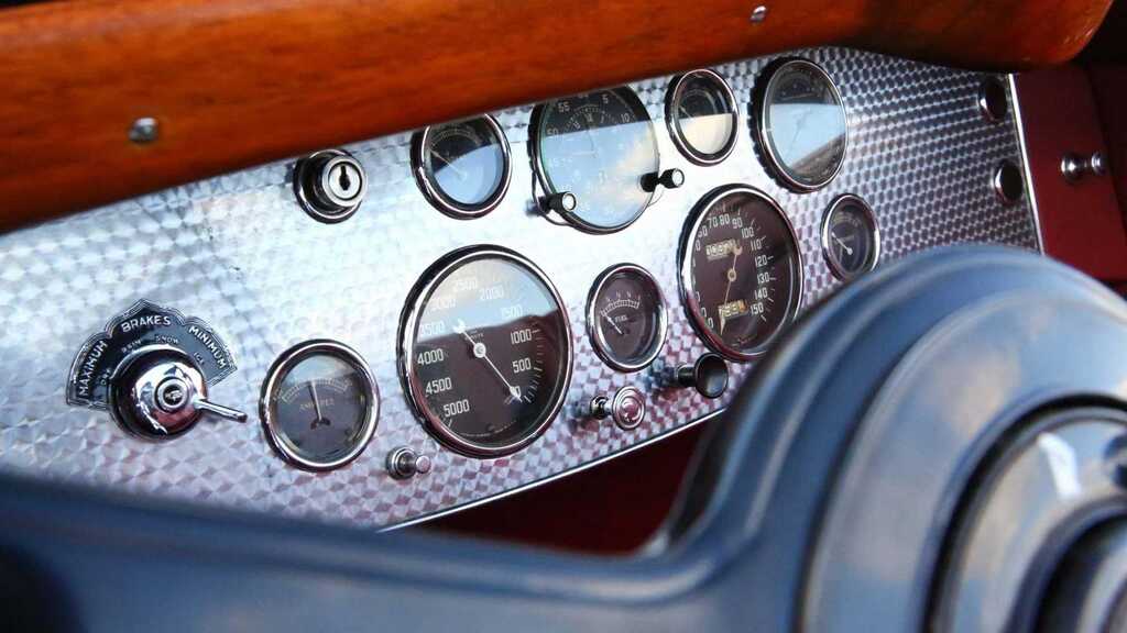 1935-duesenberg-model-jn-convertible-dash.jpg