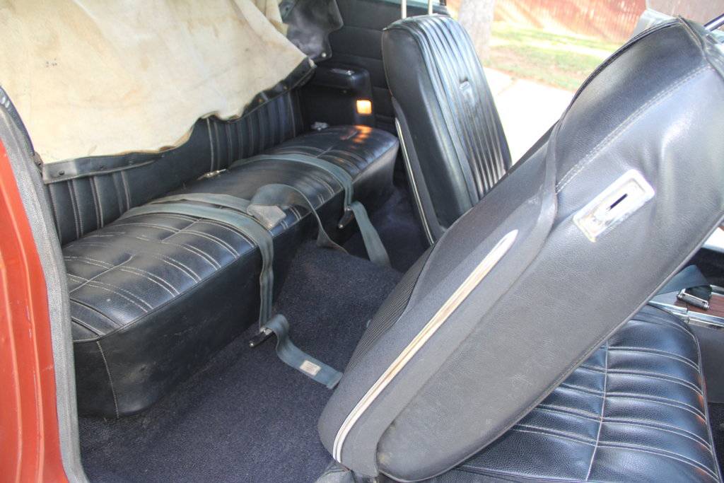 193510 2014 back seat right.JPG