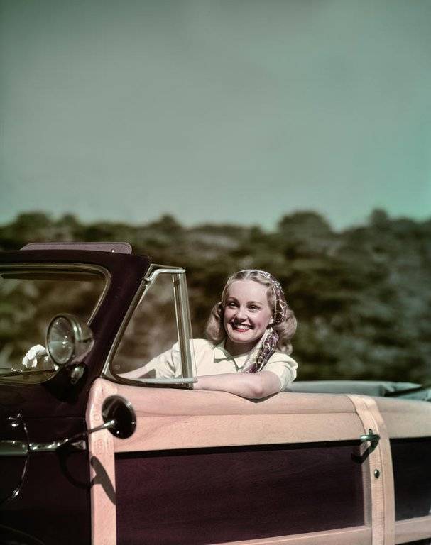 1940s-1950s-smiling-woman-driving-1948-vintage-images.jpg