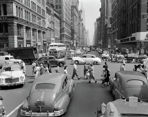 1940s-1950s-street-scene-crowds-traffic-vintage-images.jpg