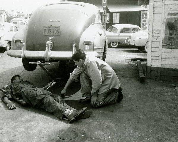 1950s-mechanic-at-work-vintage-photo-junkie.jpg