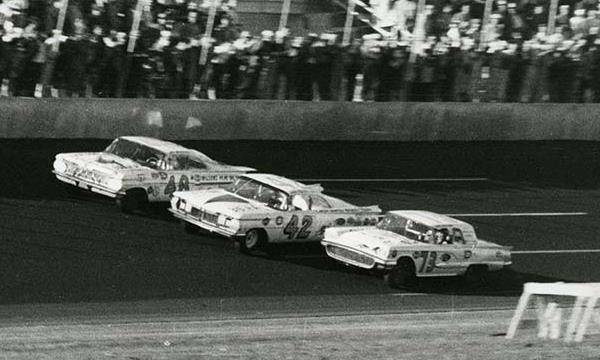 1959-Daytona-500-three-wide-.jpg