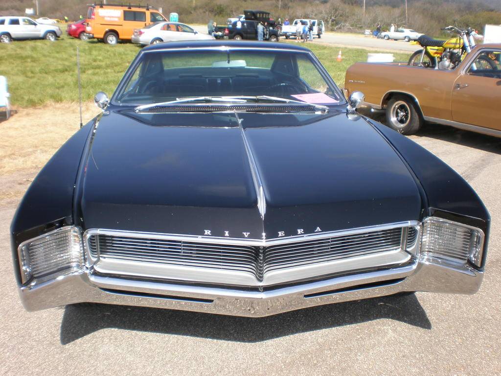 1966_black_Buick_Riviera_GS_front.jpg