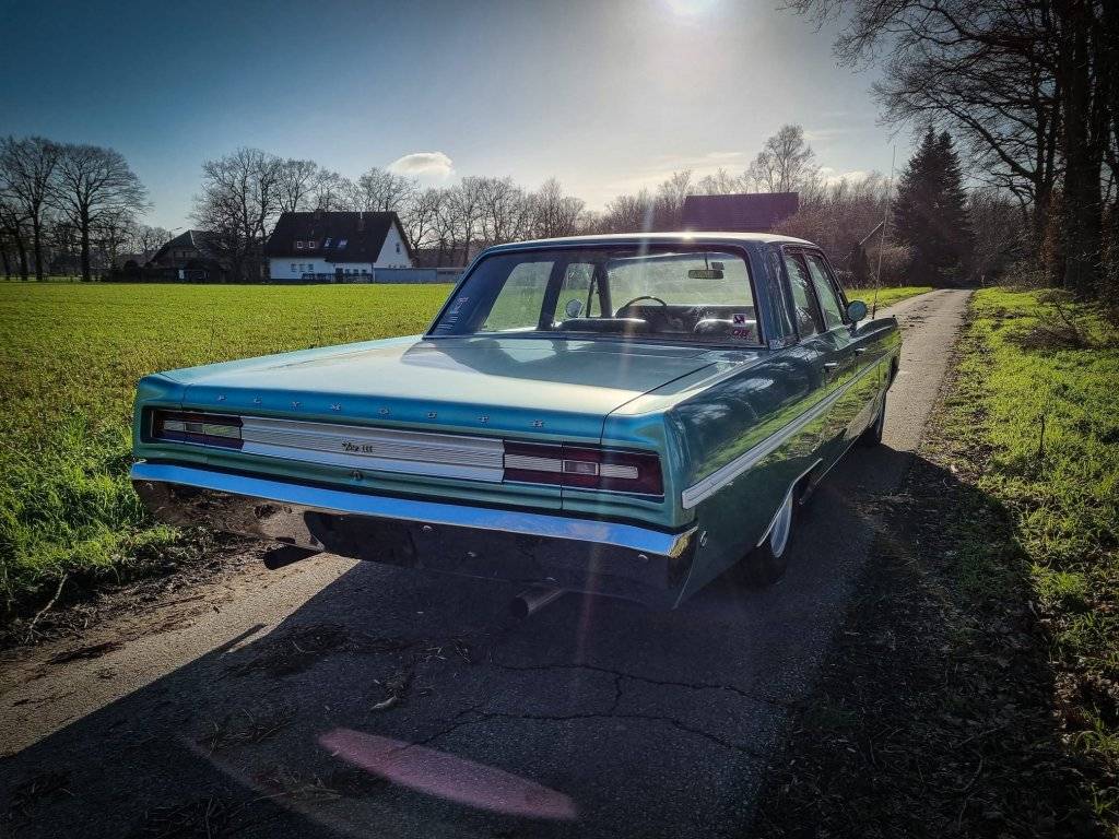 1968 Plymouth Fury III 4dr.jpg