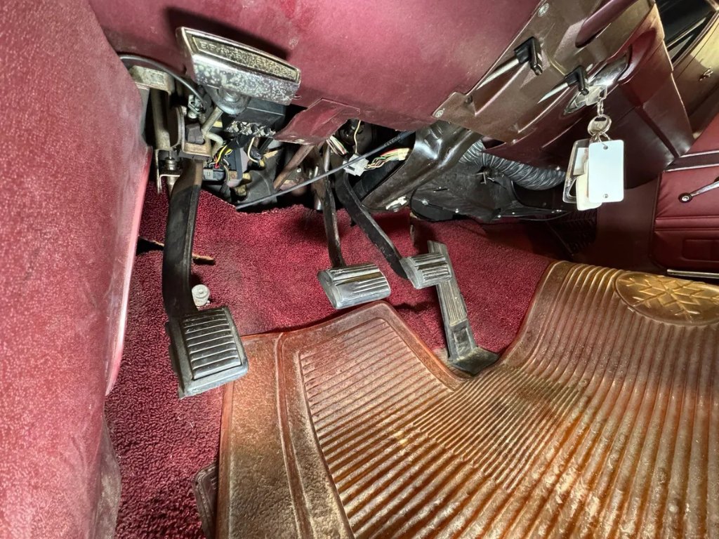 1968 Plymouth Fury Sport Suburban Station Wagon.005.jpg