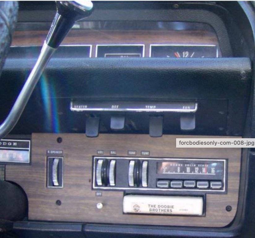 1970 Polara AM:8-track R22 radio & R31 rear speaker.jpg
