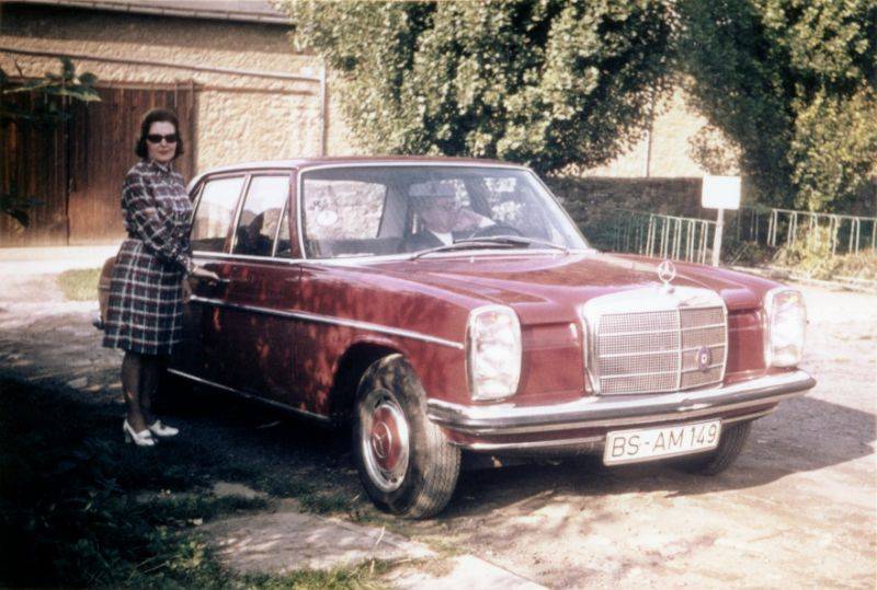 1970s-women-automobiles-2.jpeg