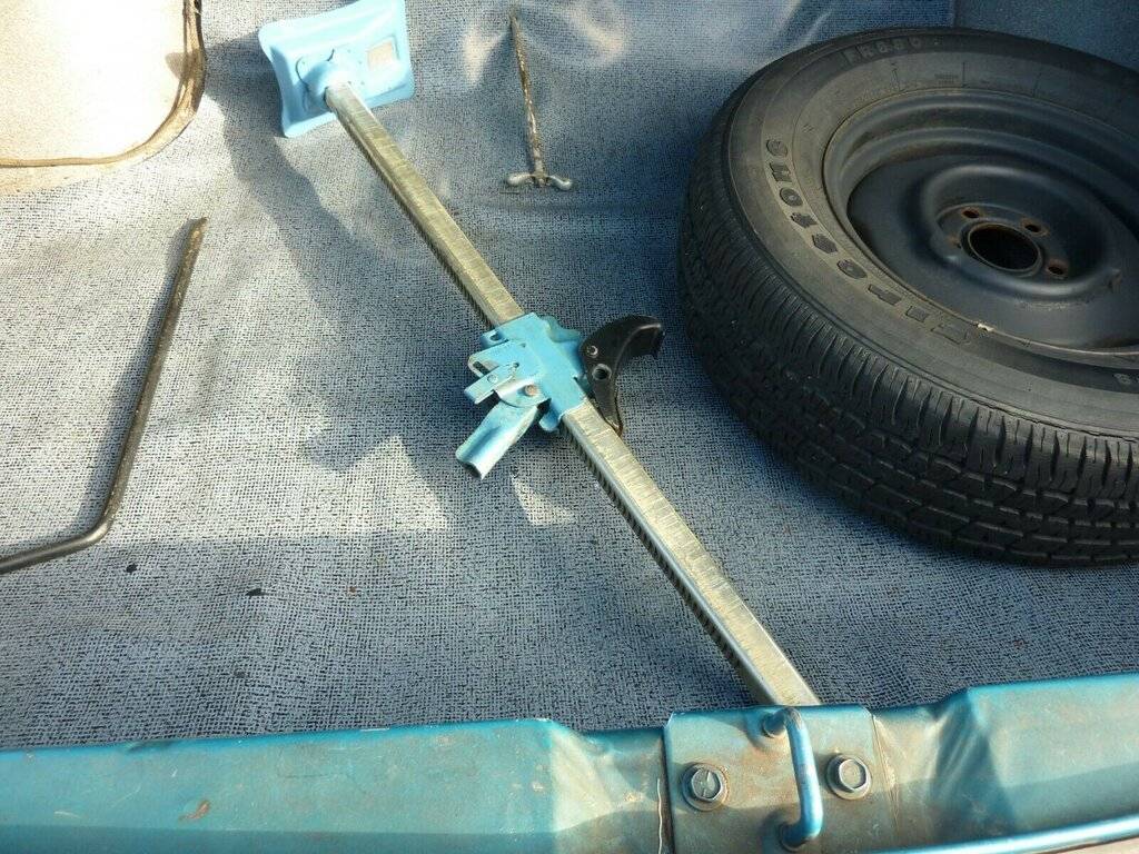 1971 Plymouth Fury I 4dr 6cyl 3spd.020.jpg