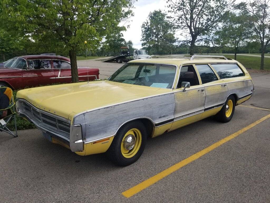 1971 Sprt Suburban Fury.jpg