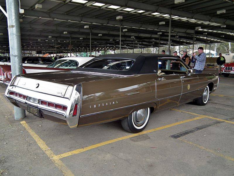 1971_Chrysler_Imperial_LeBaron_hardtop_sedan_(8184756223).jpg