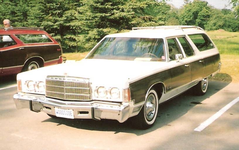 1977_Chrysler_Town_&_Country.jpg