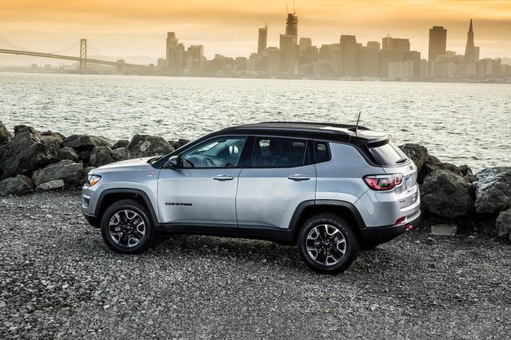 2020-jeep-compass-side-view-carbuzz-345552-1600.jpg