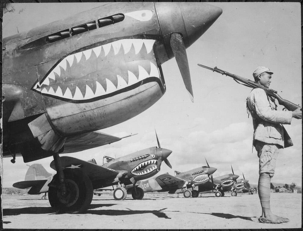 -40_fighter_planes%2C_painted_with_the_shark-face_emblem_of_the_%22Flying..._-_NARA_-_535531.tif.jpg