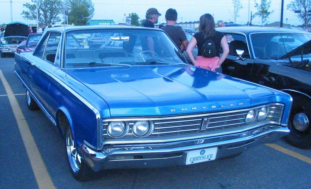 '66_Chrysler_Newport_(Auto_classique_Bellepros_Vaudreuil-Dorion_'11).jpg