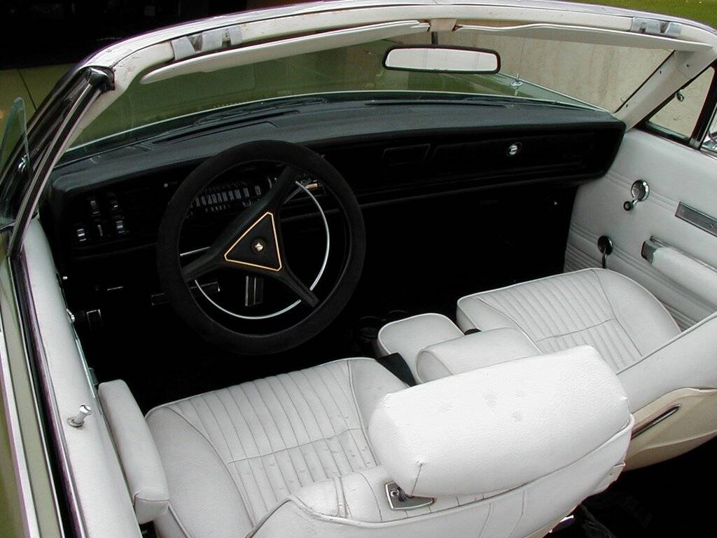 70interior2.JPG