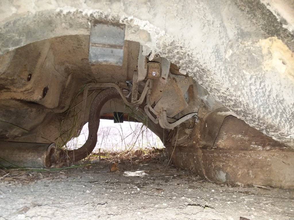 71 300 red parts car underbody.jpg