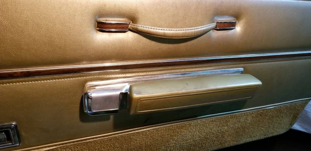 71 NYer pass armrest.jpg