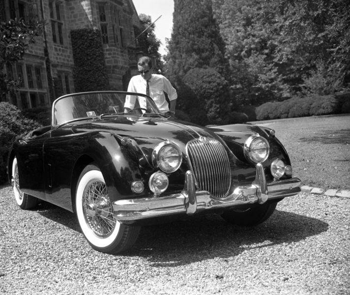 712px-man_with_xk150_sports_car_outside_virginia_house.jpg