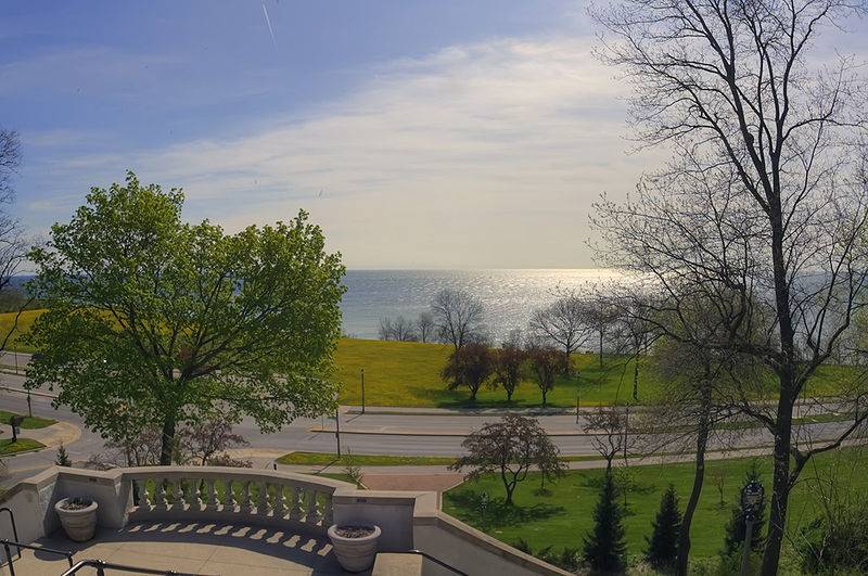 800px-Lake_park_view_from_stairs_-_milwaukee.jpg