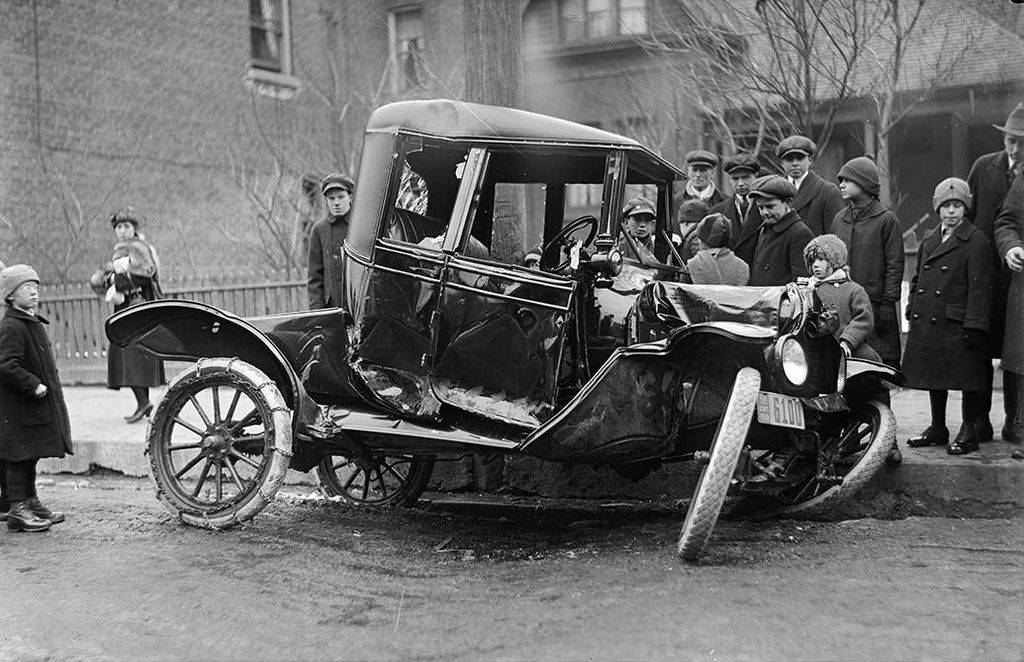 Auto_accident_on_Bloor_Street_West_in_1918.jpg