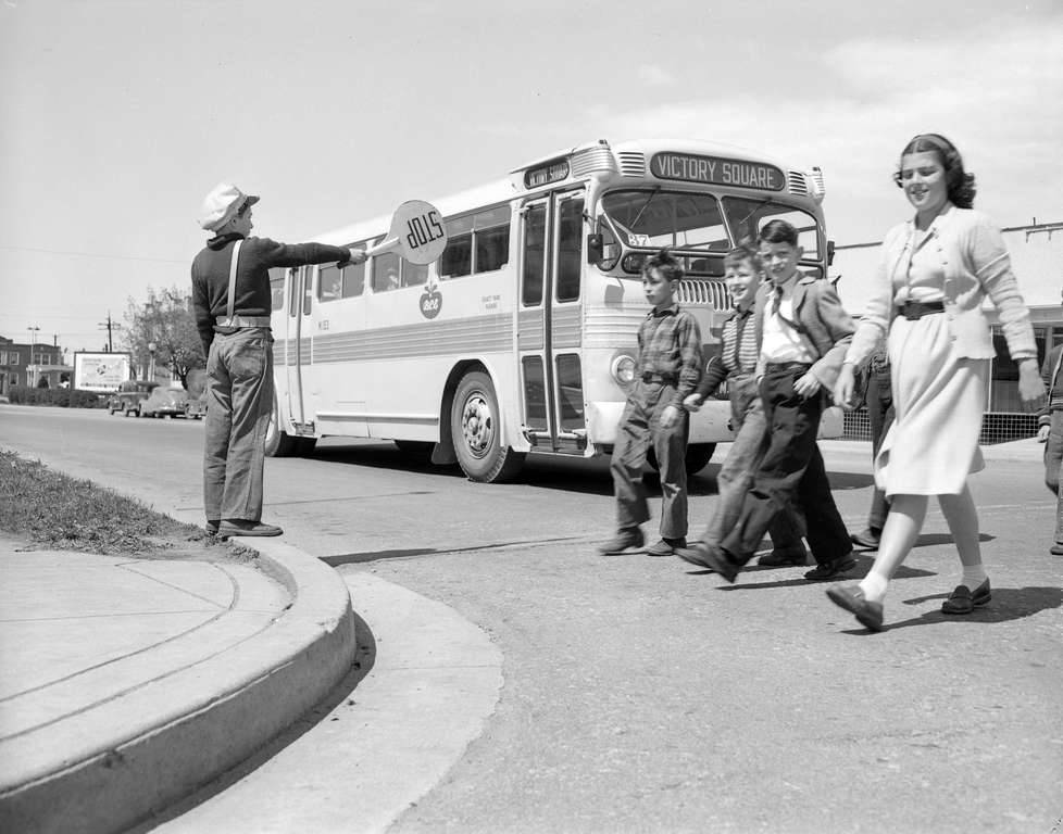 BCE-bus-with-school-children-1948.jpg