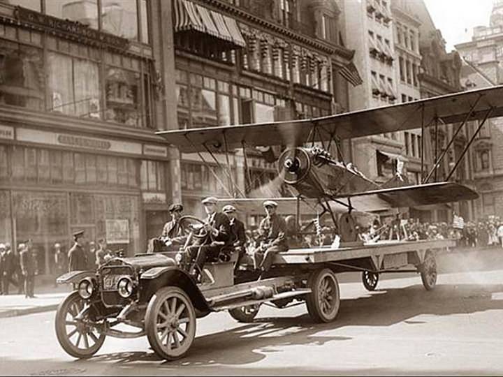 biplane-transported-on-city-street-1917-01-closeup.jpg