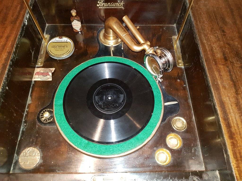 Brunswick Ultona Model S (Stratford) CONTROLS AND PLATTER.jpg