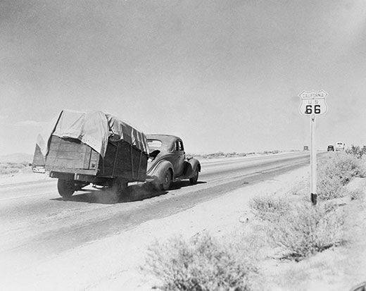 car-pulling-trailer-on-Route-66-2.jpg