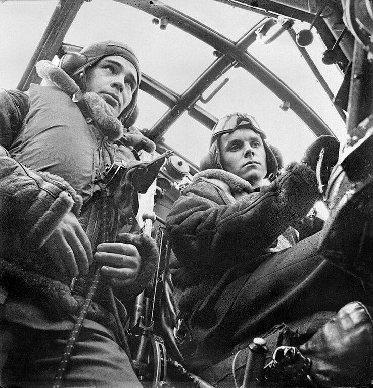 Cecil_Beaton_of_the_pilot_and_co-pilot_of_a_Wellington_bomber_of_No._149_Squadron_in_1941._D4737.jpg
