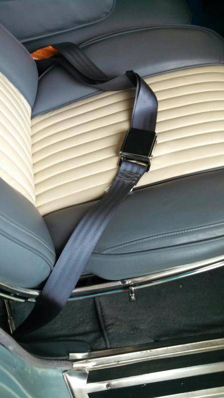 Chrysler 300 Seatbelts.jpg