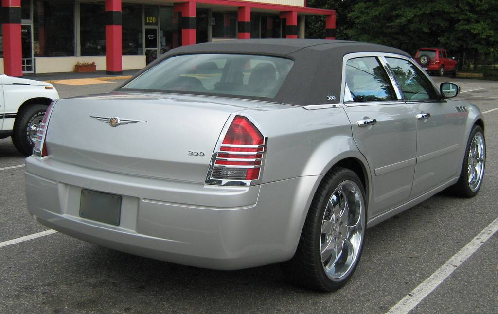 Chrysler_300_customized_and_vinyl_roof.jpg