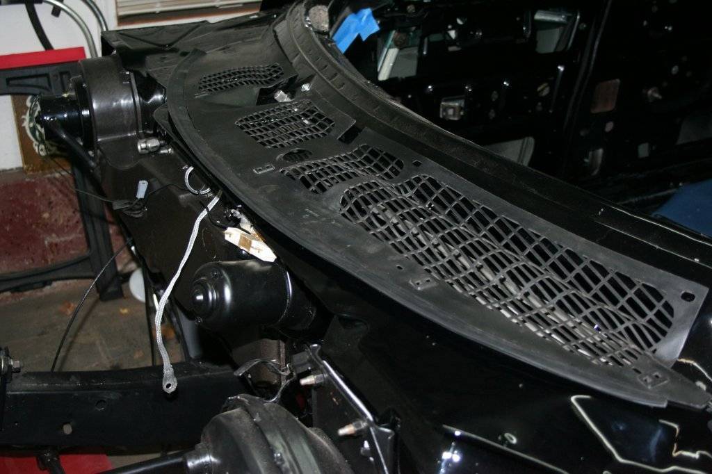 Cowl to hood seal 001.JPG