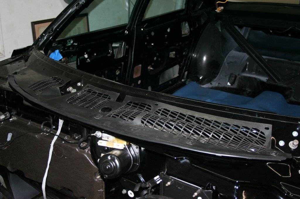 Cowl to hood seal 003.JPG