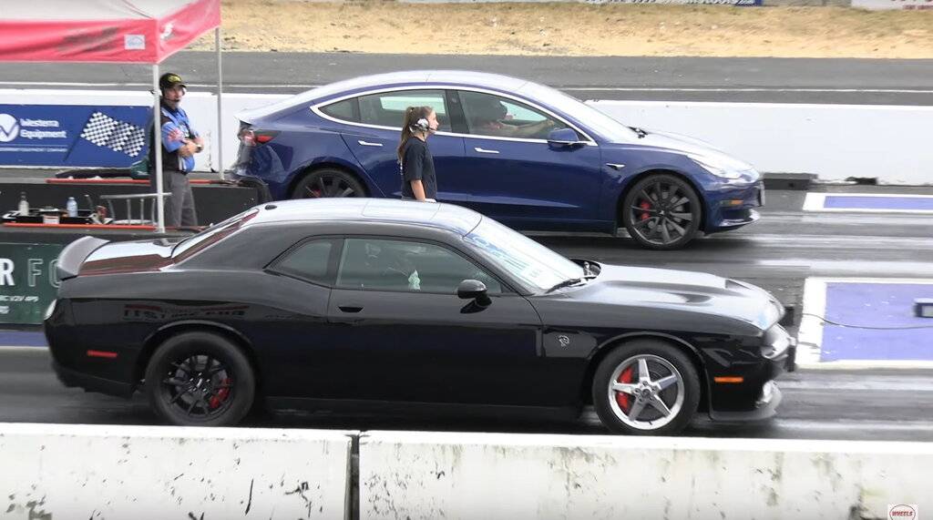 dodge-challenger-hellcat-vs-tesla-model-3-drag-race-proves-v8-is-still-king-170129_1.jpg