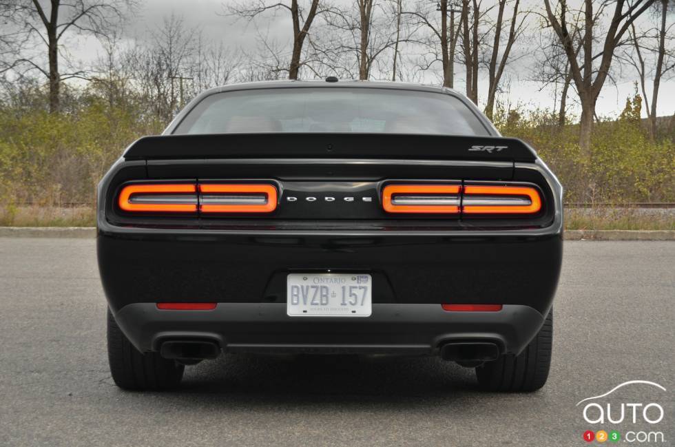 Dodge-Challenger-SRT-Hellcat-2015_007.jpg