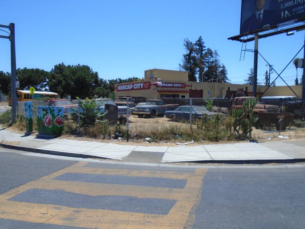 WANTED Two (or four) hubcaps for 1963 300 Pacesetter wanted For C Bodies Only Classic Mopar