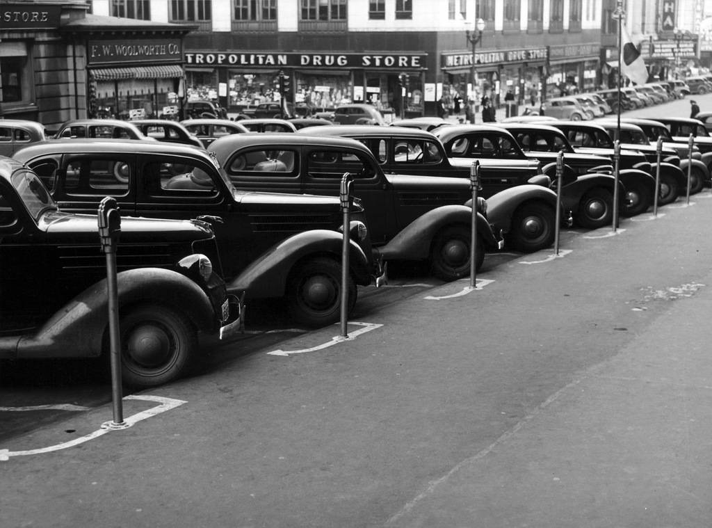 errors_-_John_Vachon%2C_Cars_parked_diagonally_along_parking_meters%2C_Omaha%2C_Nebraska%2C_1938.jpg
