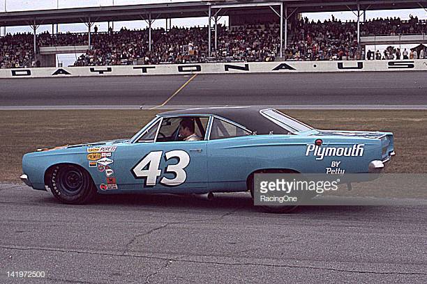 february-1968-petty-enterprises-chose-to-race-in-style-for-the-500-picture-id141972500?s=612x612.jpg