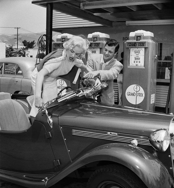 frank-worth-mamie-van-doren-and-richard-long-getting-gas-800x800.jpg
